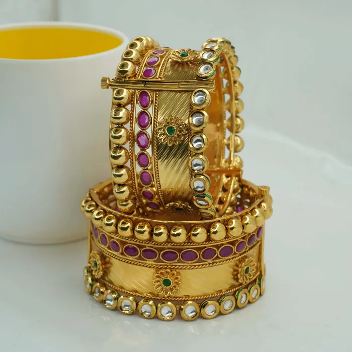 Traditional Design Kundan Studded Gold Plated Bangle