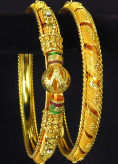 Beautiful and uniquely gold plated bangle 4pis