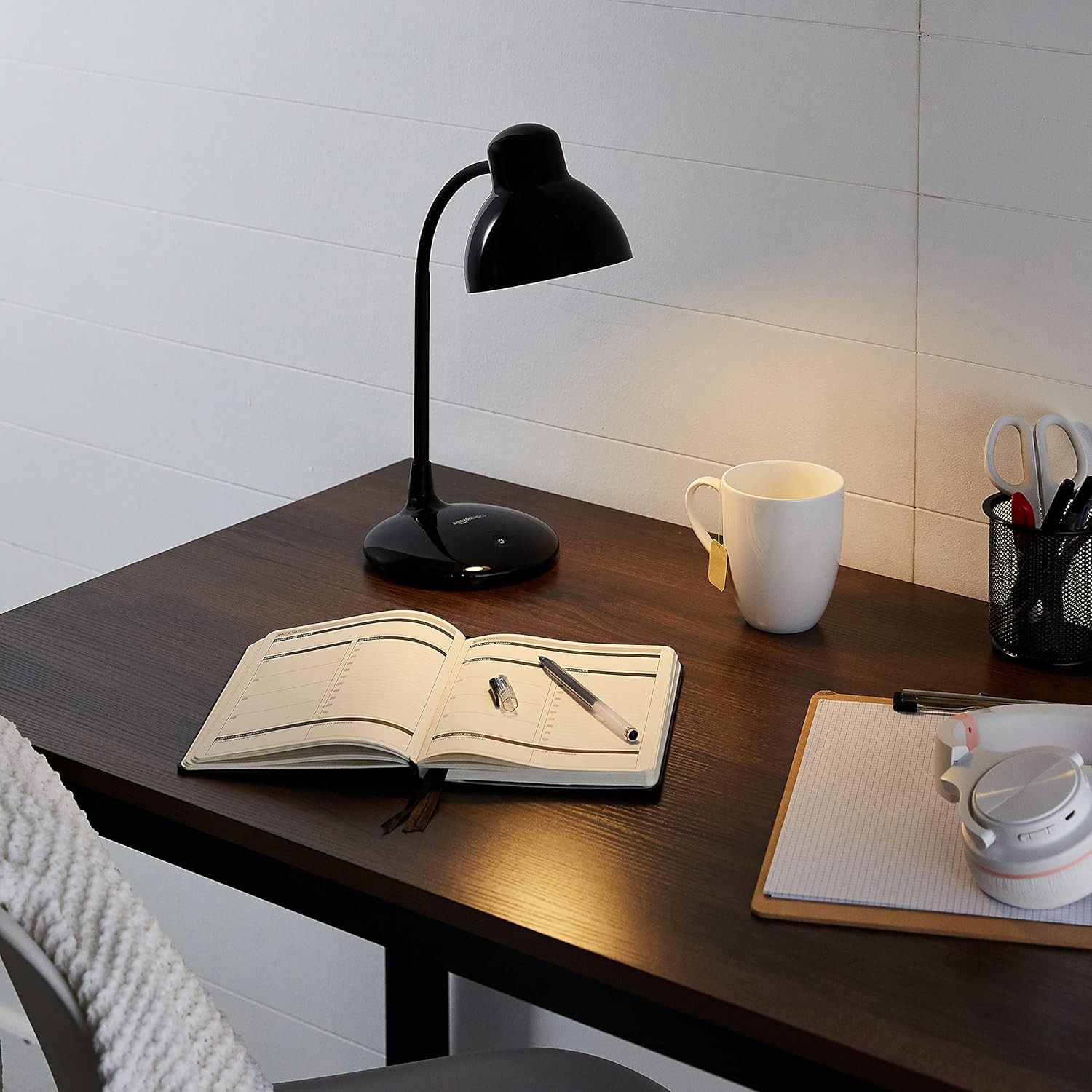 Amazon Basics Classic Rechargeable LED Table Lamp, 9W, Dimming, 3 Colors (Cool Day Light, Neutral White And Warm White, Plastic, Pack Of 1)