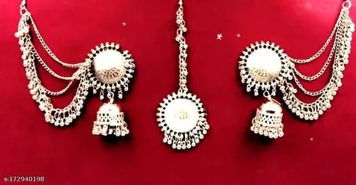 Earrings and maangtika