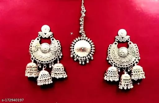 Earrings and maangtika